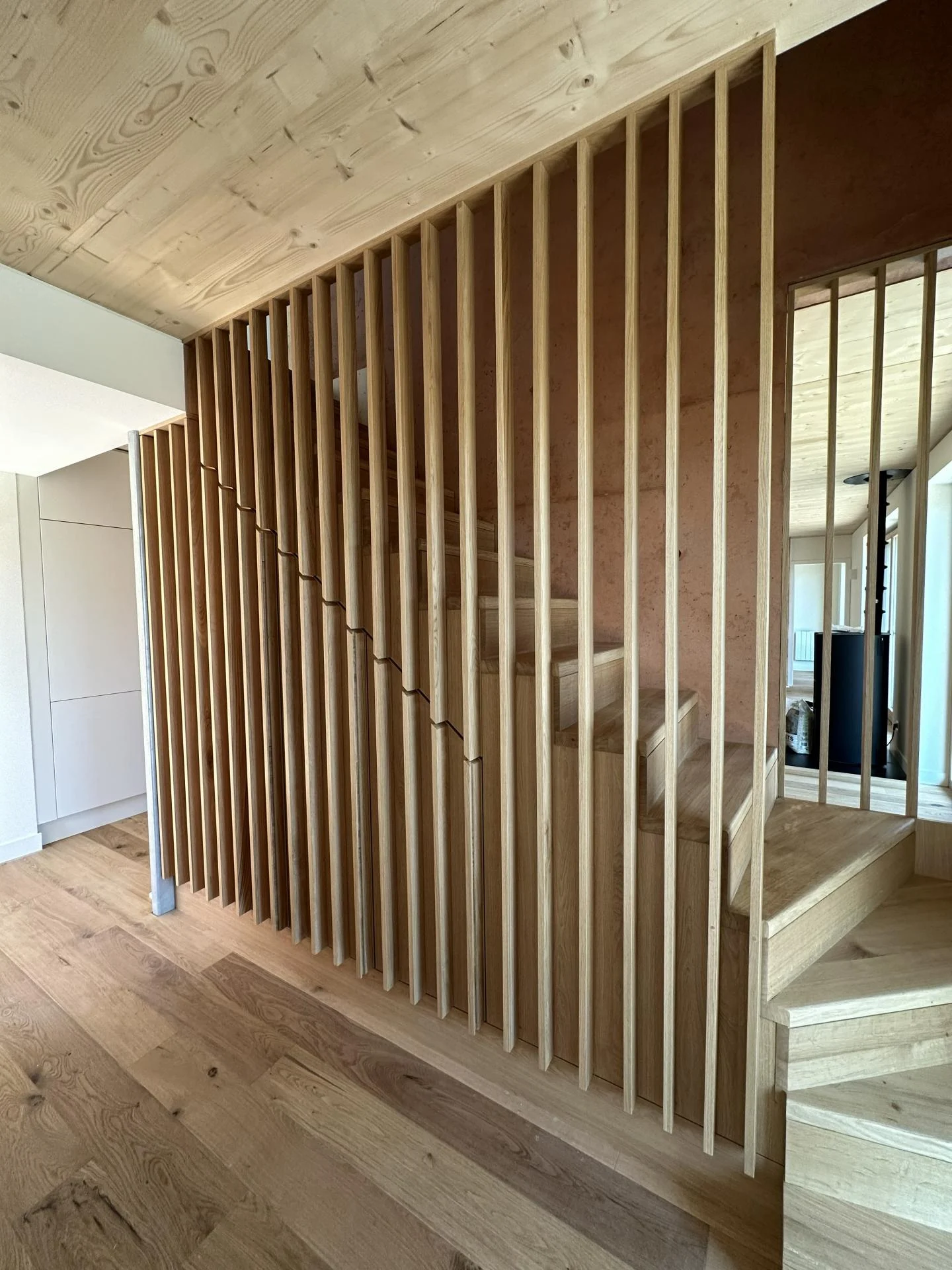 Claustra avec placard sous escalier